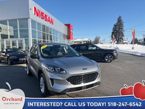 Used 2022 Ford Escape SE w/ Cold Weather Package image 1