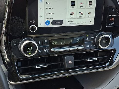 Used 2023 Toyota Highlander XLE image 16