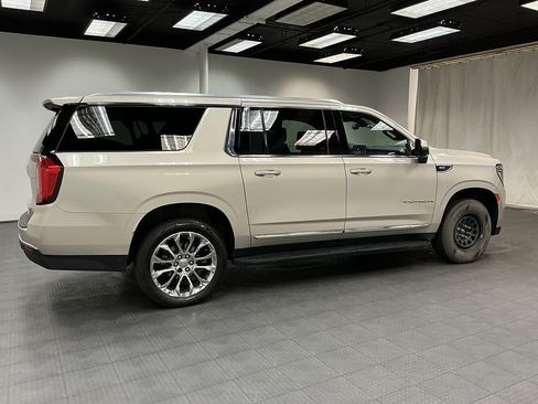 Used 2022 GMC Yukon XL SLT w/ SLT Premium Package AWD/4WD image 6