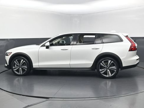 Used 2025 Volvo V60 B5 Cross Country Plus AWD/4WD image 8