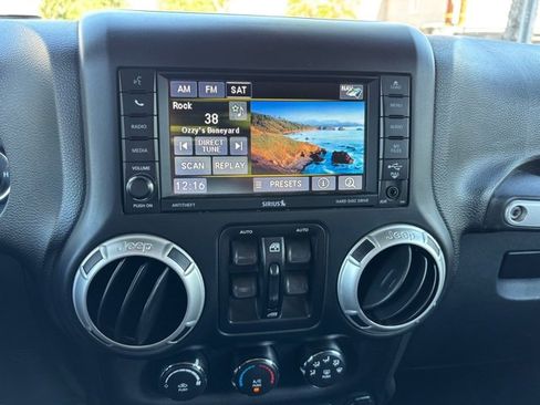 Used 2017 Jeep Wrangler Unlimited Rubicon w/ Connectivity Group image 41