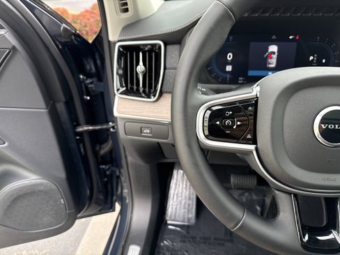 Used 2025 Volvo XC90 B6 Plus image 19