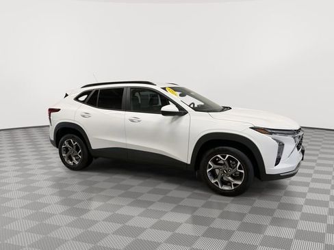 Certified 2025 Chevrolet Trax LT w/ LT Convenience Package image 13