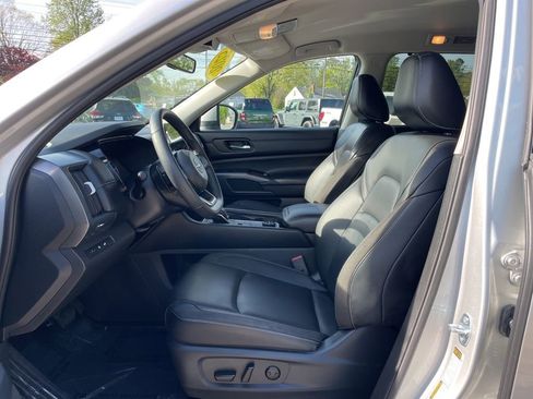 Used 2025 Nissan Pathfinder SL image 4