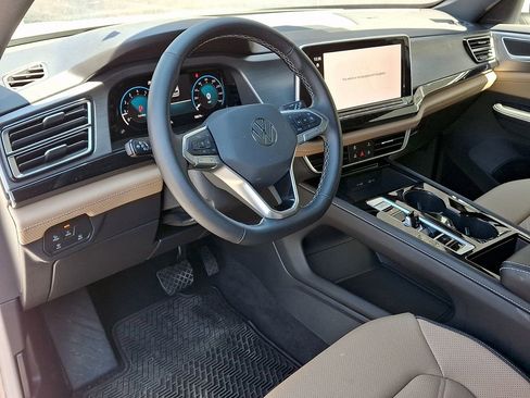 Certified 2025 Volkswagen Atlas Cross Sport SE w/ Panoramic Sunroof Package image 28