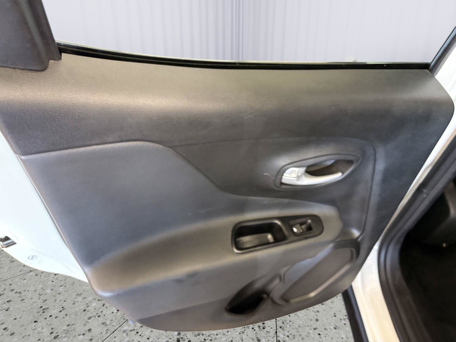 Used 2023 Jeep Renegade Latitude AWD/4WD image 20