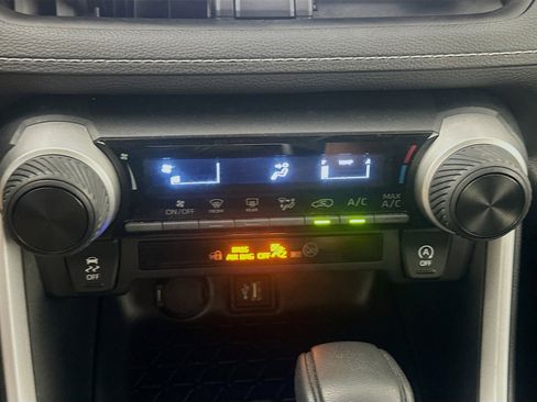 Used 2025 Toyota RAV4 LE AWD/4WD image 22