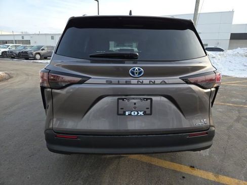 Used 2023 Toyota Sienna LE image 7