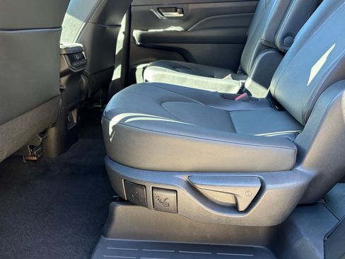 Used 2025 Toyota Grand Highlander XLE image 25