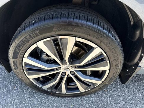 Used 2022 Volvo XC60 B5 Momentum w/ Climate Package FWD image 12