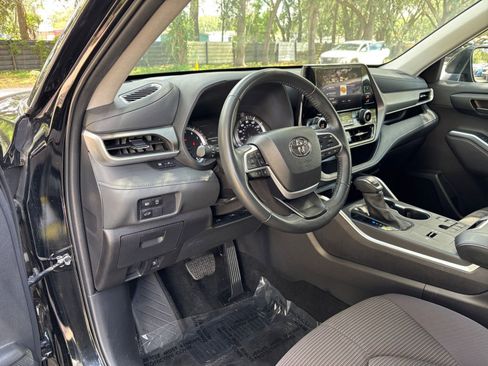 Used 2025 Toyota Highlander LE FWD image 36