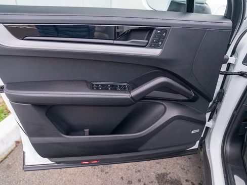 Used 2025 Porsche Cayenne image 10