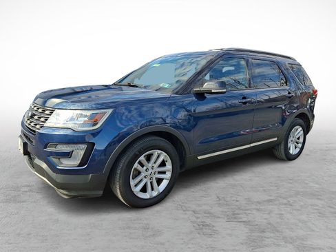 Used 2017 Ford Explorer XLT image 4
