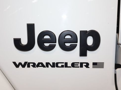 Used 2025 Jeep Wrangler Sahara image 34