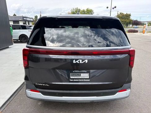 Used 2025 Kia Carnival FWD image 7