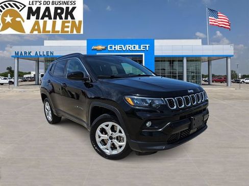 Used 2025 Jeep Compass Latitude w/ Sun & Sound Group AWD/4WD image 1