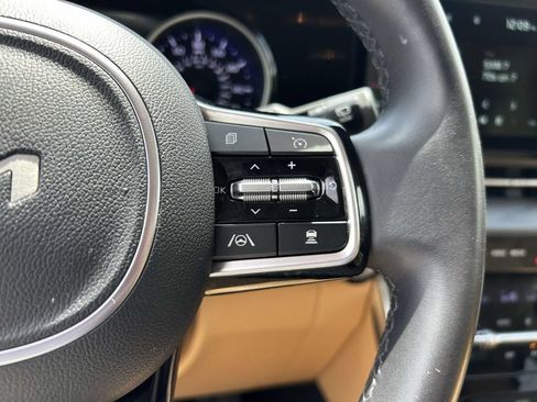 Used 2024 Kia Carnival EX FWD image 23