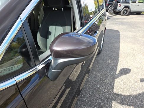 Used 2017 Chrysler Pacifica LX image 32