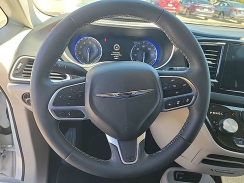 Used 2024 Chrysler Pacifica Touring-L FWD image 22