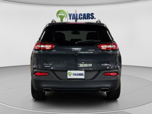 Used 2018 Jeep Cherokee Latitude Plus w/ Cold Weather Group AWD/4WD image 4