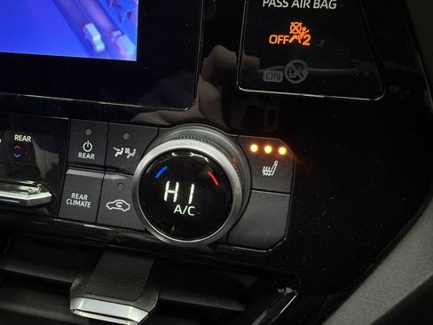 Used 2024 Toyota Highlander XLE image 19