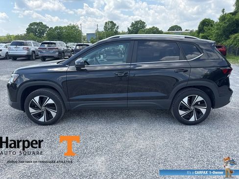 Used 2025 Volkswagen Taos SE w/ Panoramic Sunroof Package AWD/4WD image 2