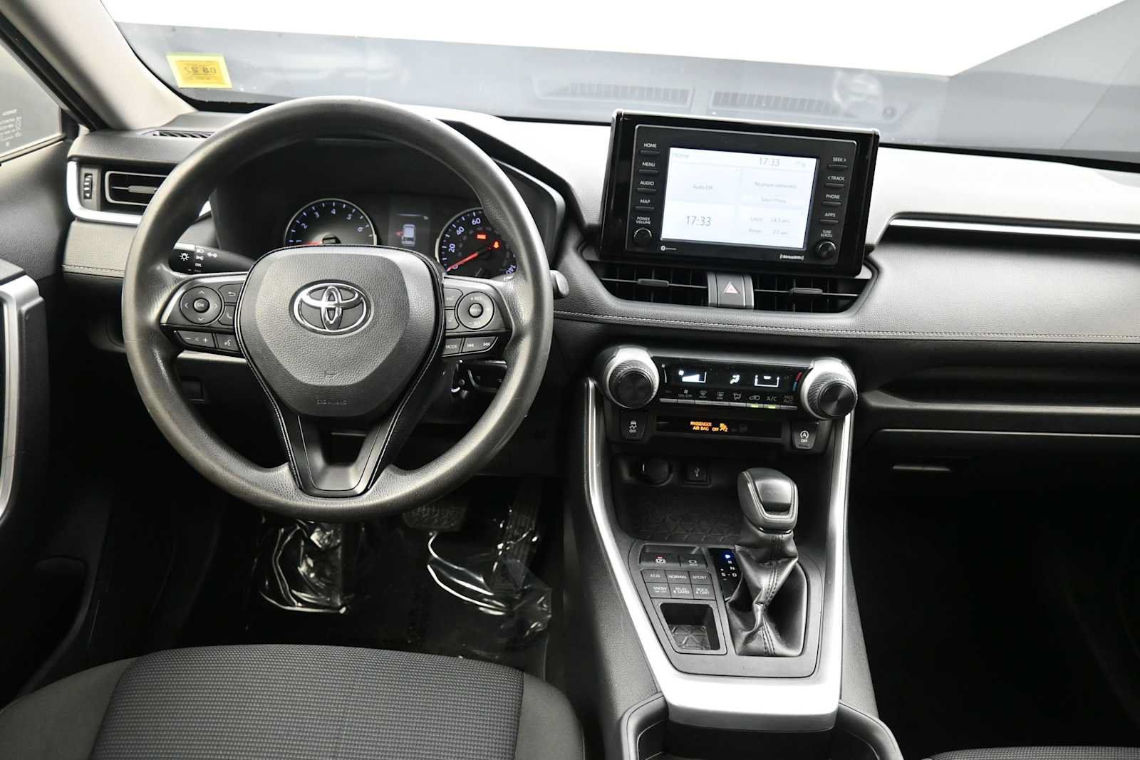 Used 2021 Toyota RAV4 LE AWD/4WD image 19