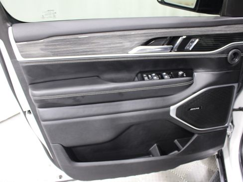 Used 2022 Jeep Wagoneer Series III AWD/4WD image 6