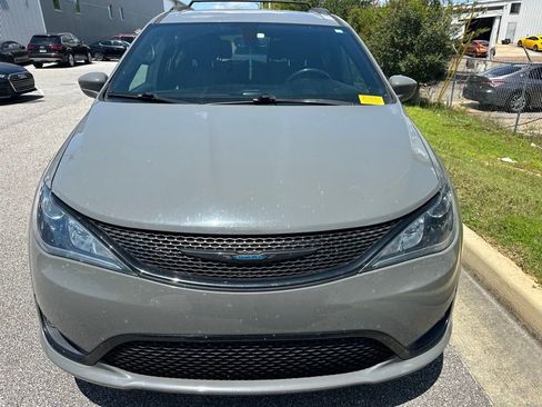Used 2020 Chrysler Pacifica Touring-L w/ S Appearance Package FWD image 2