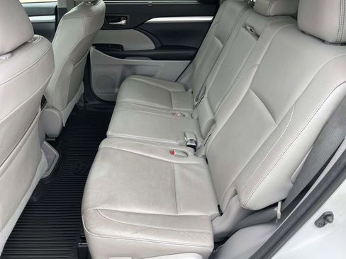 Used 2017 Toyota Highlander XLE FWD image 12