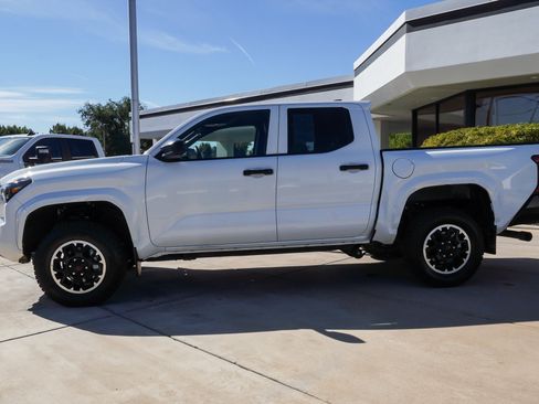Used 2024 Toyota Tacoma SR w/ SR Upgrade Package AWD/4WD image 5