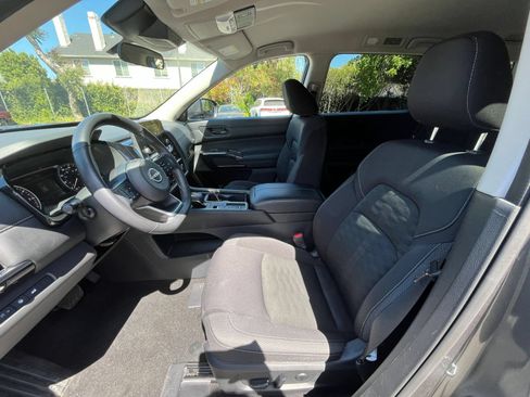 Used 2025 Nissan Pathfinder SV FWD image 27