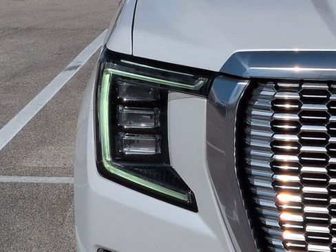 Used 2021 GMC Yukon XL Denali w/ Denali Ultimate Package AWD/4WD image 10