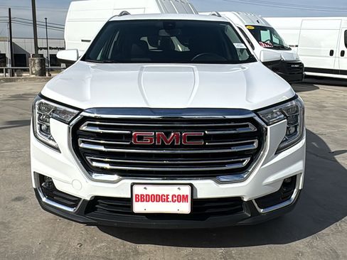 Used 2024 GMC Terrain SLT image 2