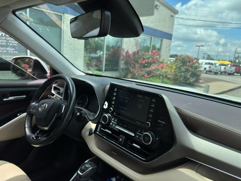 Used 2020 Toyota Highlander XLE FWD image 12