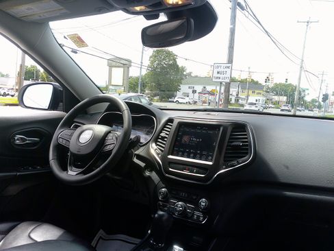 Used 2022 Jeep Cherokee Trailhawk w/ Comfort/Convenience Group AWD/4WD image 24