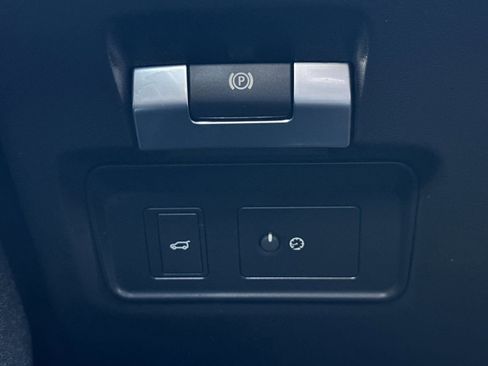 Used 2022 Land Rover Discovery Sport SE image 32