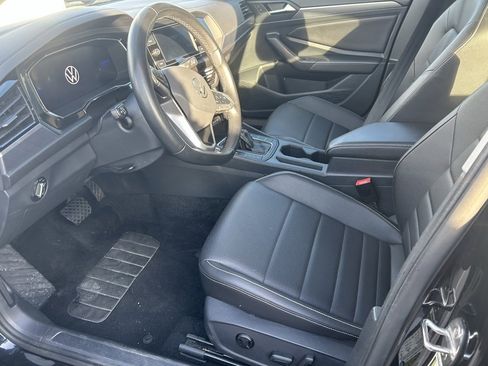 Used 2024 Volkswagen Jetta SE image 4
