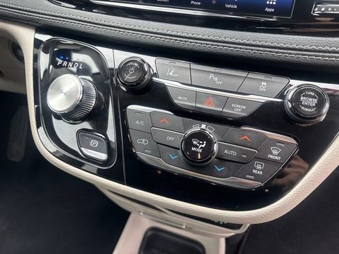 Used 2023 Chrysler Pacifica Touring-L FWD image 23