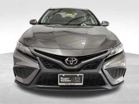 Used 2021 Toyota Camry SE image 2