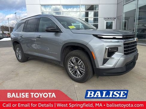 Used 2025 Chevrolet Traverse LT image 1