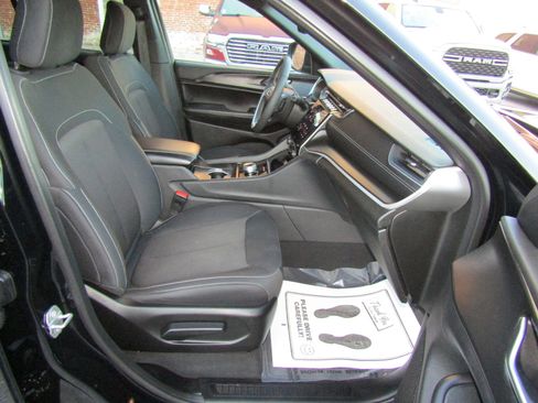 Used 2024 Jeep Grand Cherokee Laredo w/ Luxury Tech Group I image 17