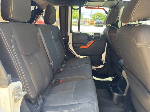 Used 2015 Jeep Wrangler Unlimited Sahara w/ Connectivity Group AWD/4WD image 16