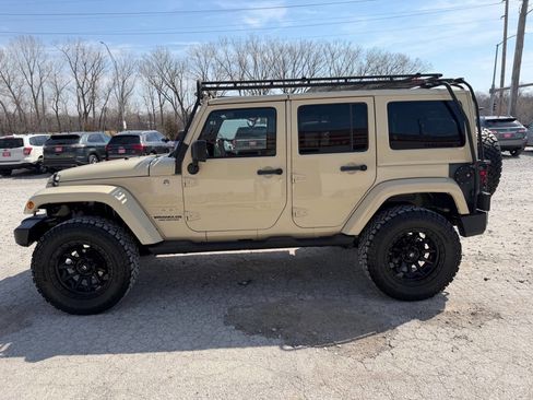 Used 2012 Jeep Wrangler Unlimited Sahara w/ Connectivity Group AWD/4WD image 6