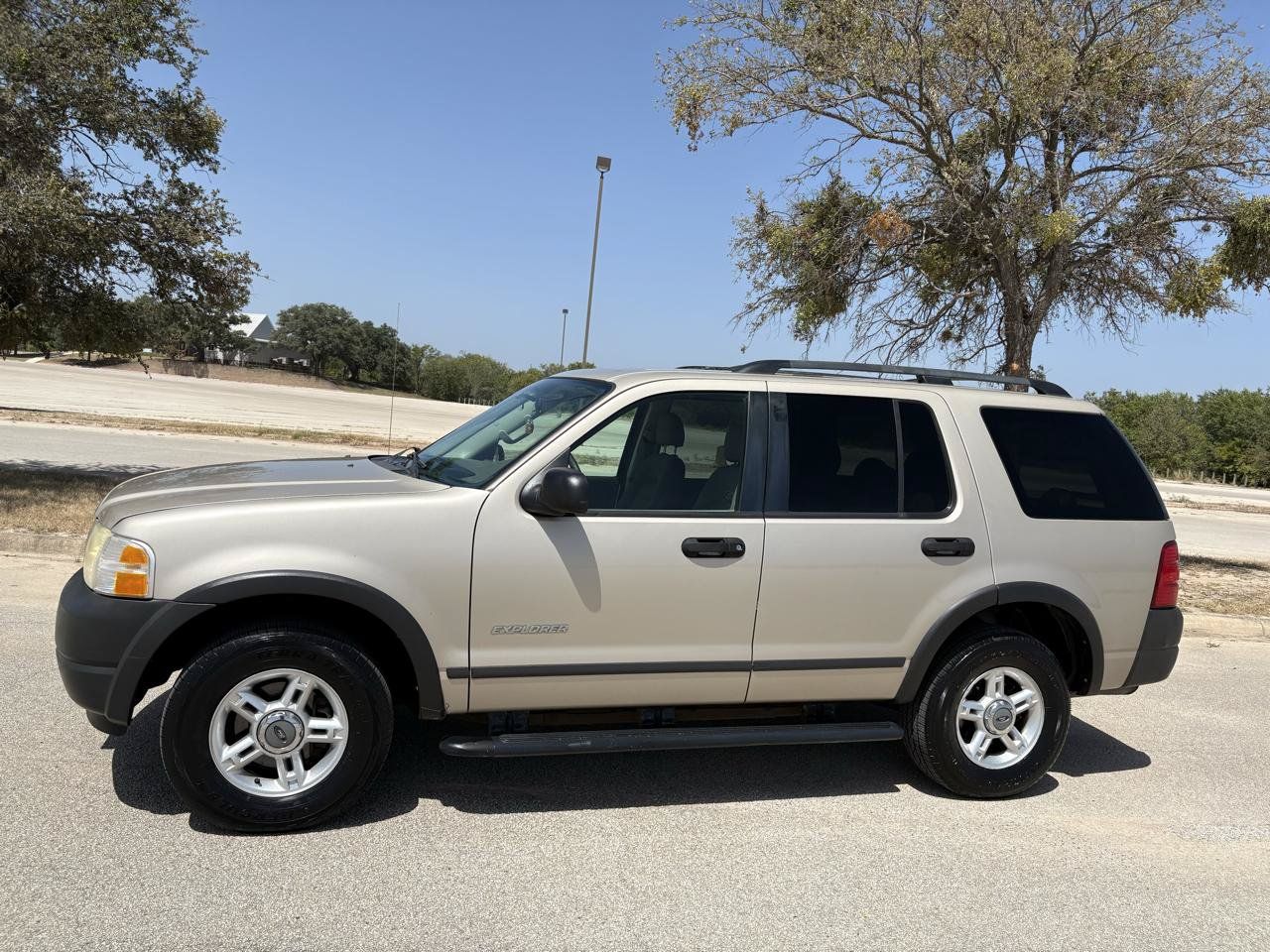 Used 2004 Ford Explorer XLS RWD image 2