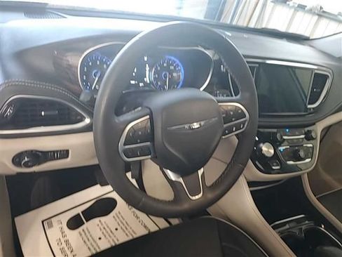 Used 2023 Chrysler Pacifica Limited FWD image 5
