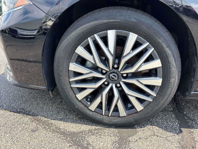 Used 2024 Nissan Altima 2.5 SV FWD image 9