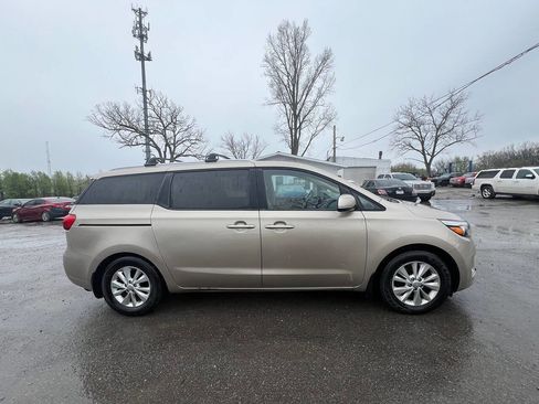 Used 2016 Kia Sedona LX w/ Option Group 020 FWD image 4
