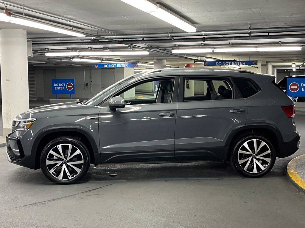Used 2023 Volkswagen Taos SE w/ Panoramic Sunroof Package FWD image 34