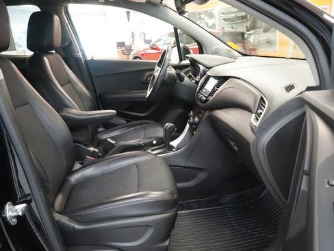 Used 2020 Chevrolet Trax LT w/ LT Convenience Package FWD image 34